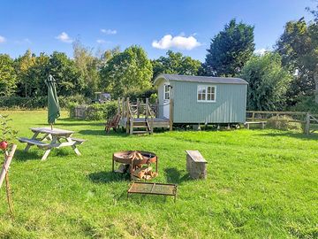 Hut looking gorgeous in the sunshine (added by manager 19 Oct 2022)