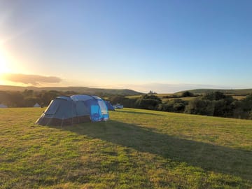 Beautiful sunset over camp site field (added by visitor 14 Jun 2021)
