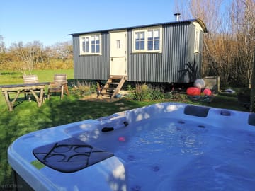 Willow Tree with private hot tub (added by manager 06 Nov 2020)