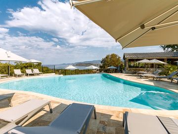 Heated pool with sea views (added by manager 17 May 2019)