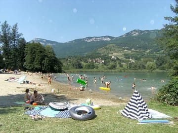 The beach by the lake of Saint Jean de Chevelu (added by manager 02 Dec 2015)