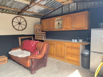 Coach house with plugs, fridge/freezer & hot water