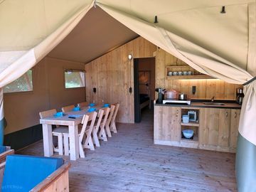 Woonkamer met houten meubels