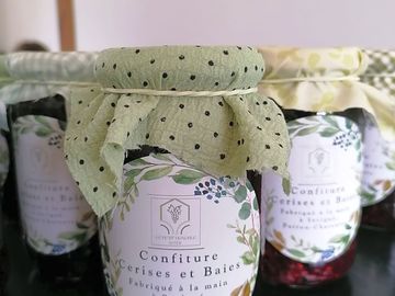 Confiture de cerises et baies