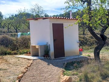 Sanitary building with washing up area