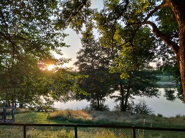 Camping vue plan d'eau