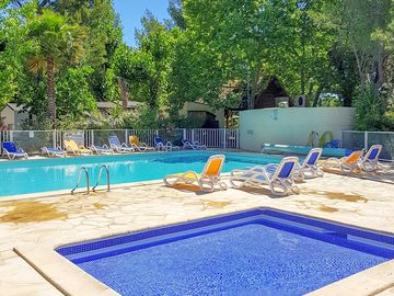 Swimming pool and paddling pool