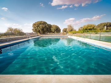 Visitor image of pool / piscina.