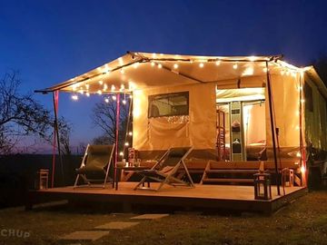 Tente safari 2 chambres sans sanitaire . Vue extérieure de nuit