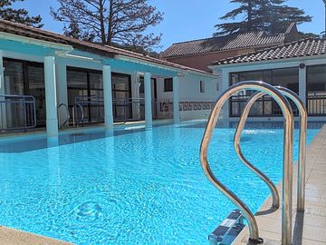 Steps into the swimming pool