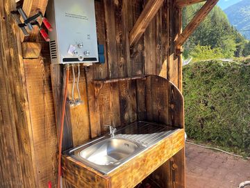 Washing-up area with hot water