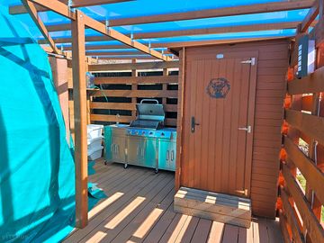 Bbq and outdoor kitchen area