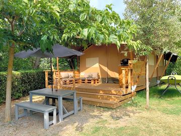 Lodge tent esterno: veranda, divano da esterno, tavolo e panche, BBQ, cucina e amaca