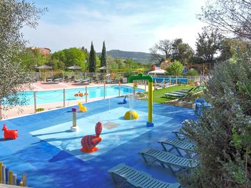 Pool complex with splash fountain