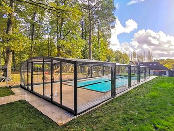 PoolPool with retractable roof