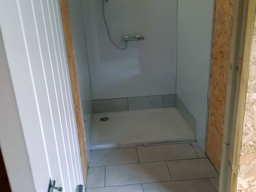 Step-free shower