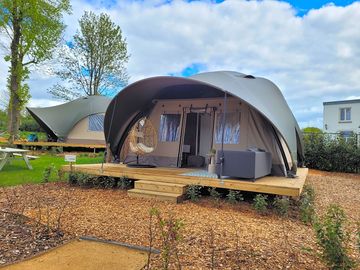 Glamping lodge with a terrace