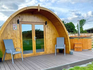 Outdoor verandah and hot tub