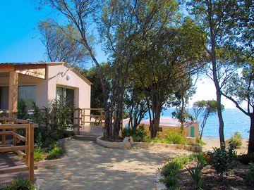 Air-conditioned villa with sea view, between 50 and 80 metres from the beach