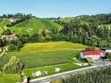 Willkommen auf unserem campingplatz in der malerischen südsteiermark, wo ihr campingurlaub zu einem