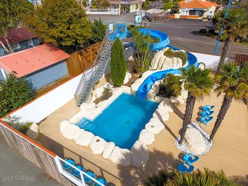 Le rendez-vous des enfants : notre toboggan extérieur pour des heures d’amusement !