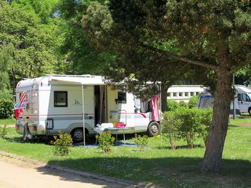 Spacious pitches with trees for shade
