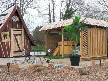 Mini-chalet with a hot tub