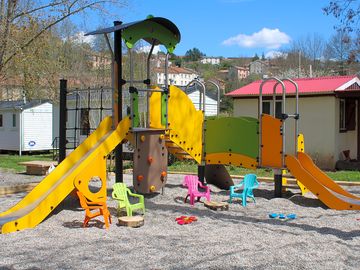 Les bambins de 2 à 12 ans peuvent s'amuser en toute sécurité juste devant la terrasse du snack.