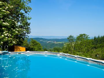 Piscine avec vue sur le Puy de Dôme