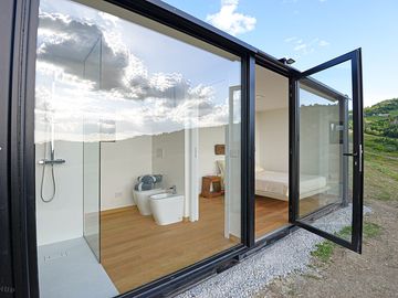 The spacious ensuite bathroom
