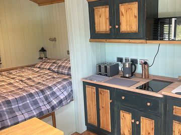 Open-plan kitchen/bedroom area