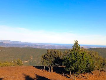 Vue époustouflante sur la mer méditerranée un peu au dessus du mas sur une piste dfci