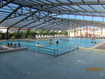 La piscine couverte avec pataugeoire