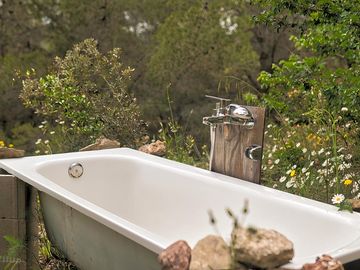 Open-air bathtub
