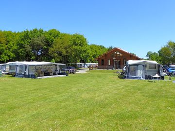 Spacious pitches with electricity, water, drainage and cable connection