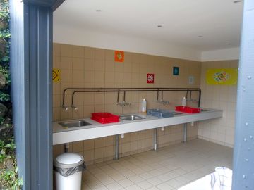 Toilet/shower block