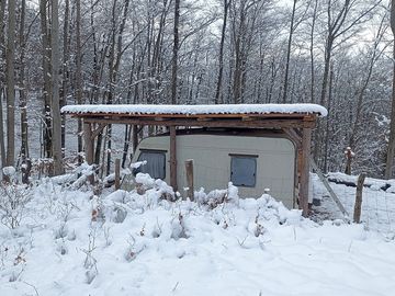 Approach to the camper. Winter.