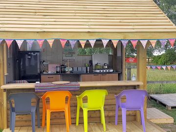 Communal kitchen and breakfast bar