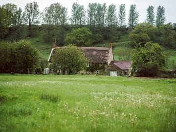 The farmhouse with the camping field in front