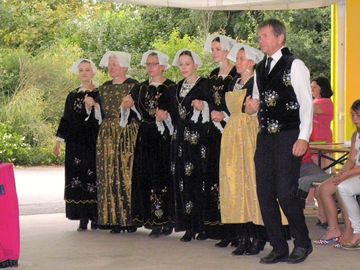 On-site entertainment and shows: initiation to breton culture with traditional costumes