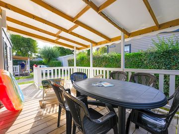 Terrasse semi-couverte idéale pour repas et détente en plein air.