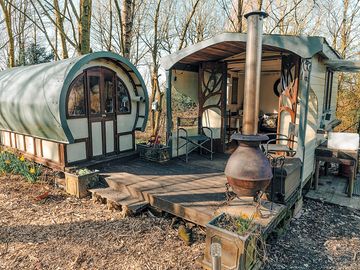 Rosa caravan and cabin with chimenea