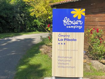 L'entrée du camping avec son parking