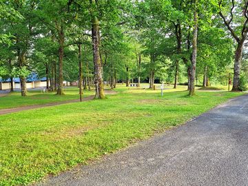 Parc emplacement tentes, caravanes, camping car et van