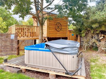 Hot tub outside the treehouse