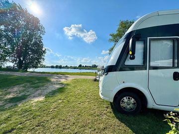 Stellplatz mit aussicht auf die elbe