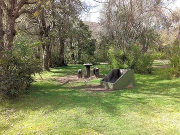 The campsite covers 6 hectares where you will find picnic tables and firepits