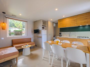 Cottage Confort 3 chambres – 35 m² avec terrasse couverte, SDB et WC séparés.