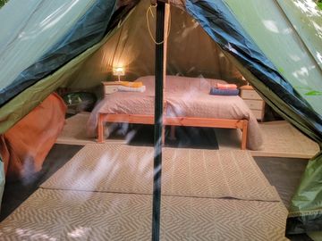 Letto, lenzuola, coperte per un piacevole comfort