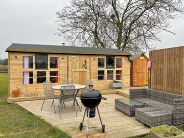 Outside area with a barbecue and fire pit